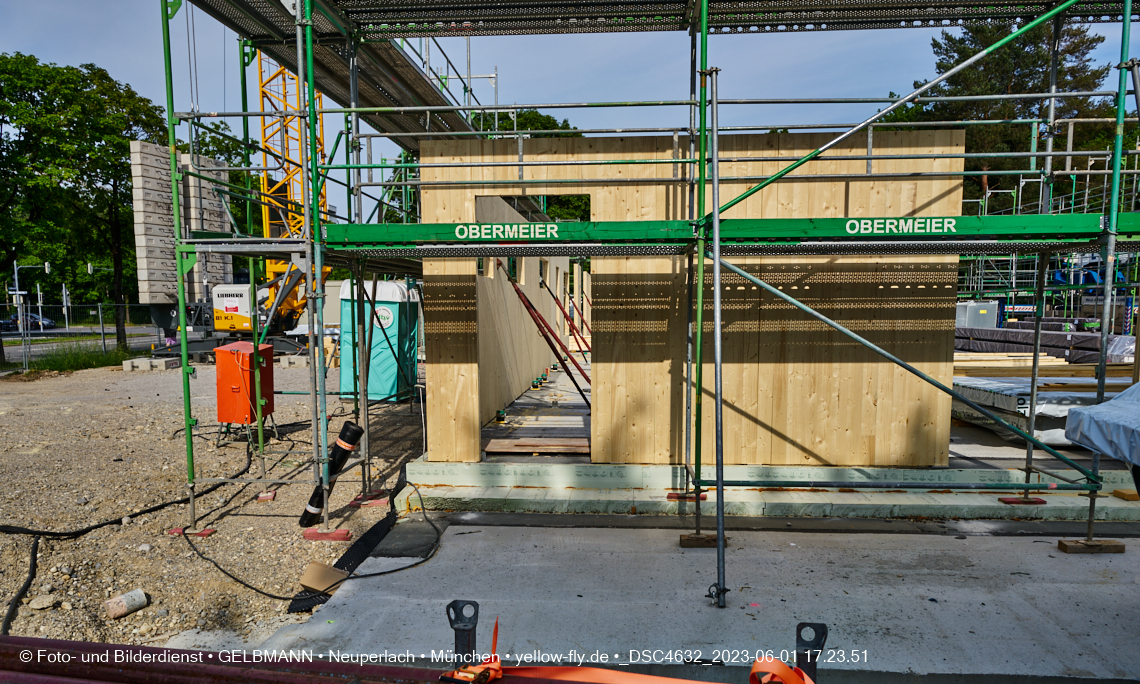 01.06.2023 - Neue Holzwände für das Haus für Kinder in Neuperlach in München